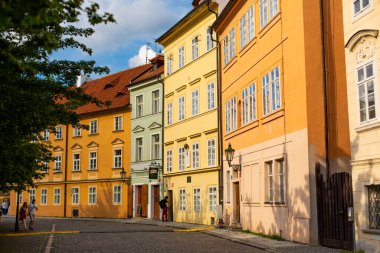 Prag Strago şehrinin mimarisi. Çok renkli alçak binalar ve taş kaldırım taşları. Eski Avrupa sokakları. Prag / Çek Cumhuriyeti - 05.21.2019