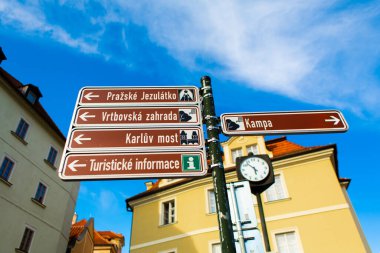 Prag 'da sokak tabelaları. Yön tabelası. Prag / Çek Cumhuriyeti - 05.21.2019