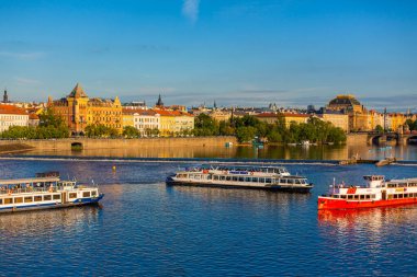 Prag 'ın turistlerle dolu feribotların yüzdüğü Ltava nehrinin yaz manzarası. Prag / Çek Cumhuriyeti - 05.21.2019