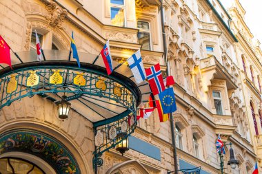 Eski diplomatik binanın cephesi farklı ülkelerin bayraklarıyla süslenmiş. Prag / Çek Cumhuriyeti - 05.21.2019