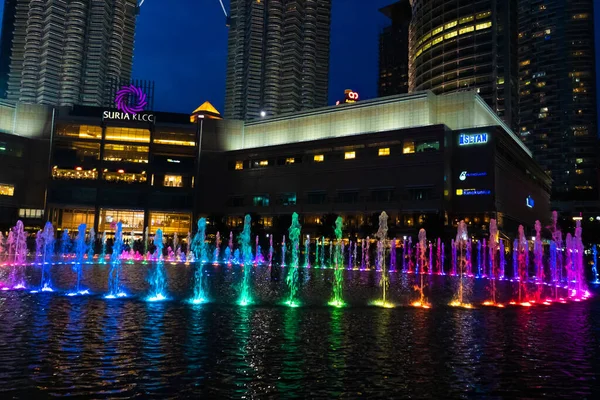 Nachtzicht Dansende Veelkleurige Fonteinen Show Van Zingende Fonteinen Kuala Lumpur — Stockfoto