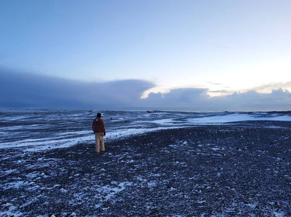 Tourist Guy Walks Field Iceland Winter Enjoys Beauty Winter Nature — Stock Photo, Image