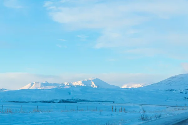 冬のアイスランドの信じられないほどのフィールドと平野の風景 地面は雪で覆われている 広い空間だ 冬の自然美 — ストック写真