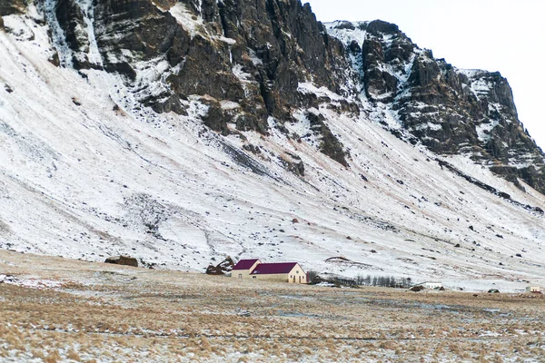 Una Casa Solitaria Piedi Delle Montagne Islanda Paesaggi Incredibili Della — Foto Stock
