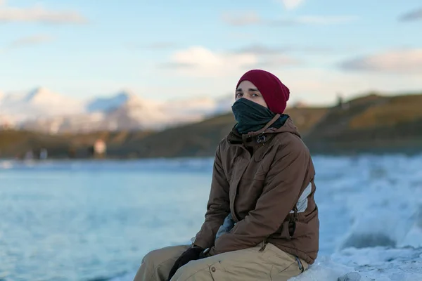 관광객이 겨울에 아이슬란드의 들판을 있습니다 풍경의 아름다움을 즐기다 — 스톡 사진