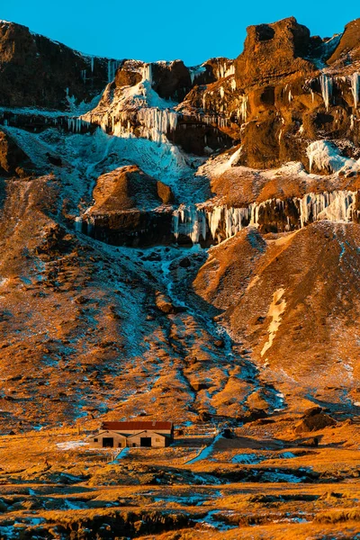 Samotny Dom Podnóża Gór Islandii Niesamowite Krajobrazy Natury Życie Dla — Zdjęcie stockowe