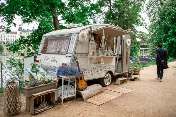 Bar Mobile Vintage Élégant Dans Parc Verdoyant Café Hipster Dans — Photo