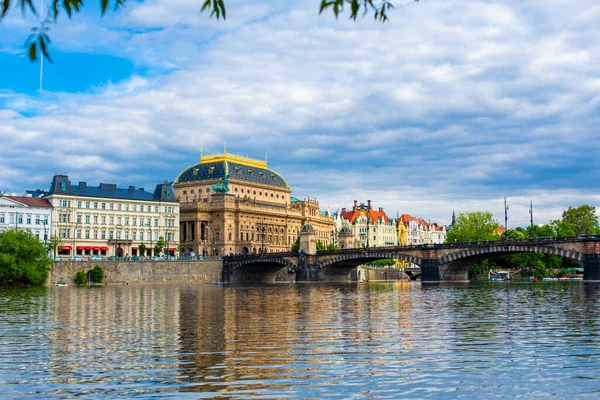 Vltava Nehri Nden Prag Daki Ulusal Tiyatro Binası Nın Manzarası — Stok fotoğraf