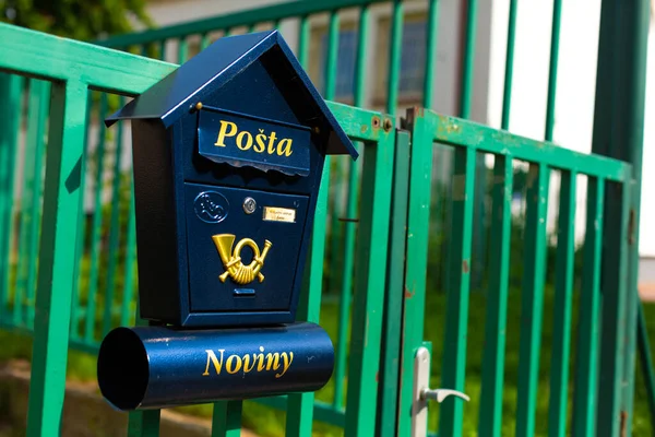 Kék Stílusos Postaláda Egy Zöld Kerítés Hátterében Cseh Köztársaságban — Stock Fotó