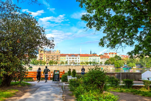 Pessoas Descansam Uma Vista Verde Parque Cidade Aterro Praga Praga — Fotografia de Stock