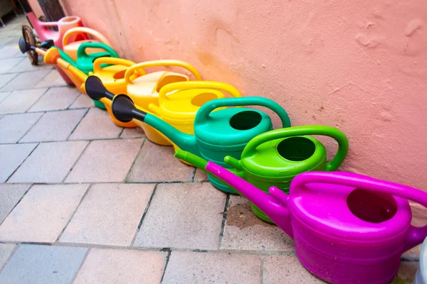 Set Latas Riego Plástico Multicolor Para Cuidado Del Jardín — Foto de Stock