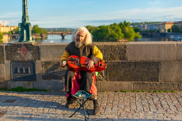 チャールズ橋に座っている間 ストリートミュージシャンが演奏しています プラハ チェコ 2019 — ストック写真