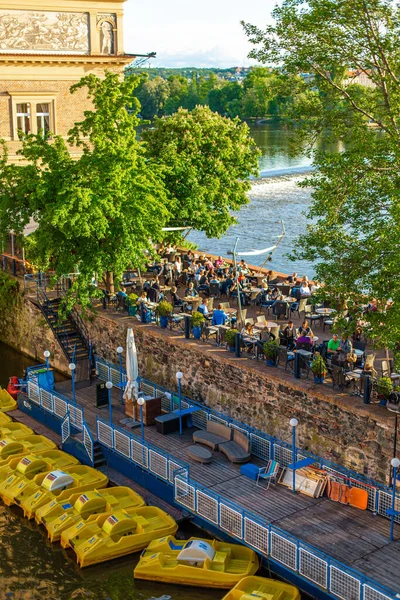 프라하의 Klub Lavka 레스토랑 사람들은 블타바강이 내려다 보이는 테라스에서 휴식을 — 스톡 사진