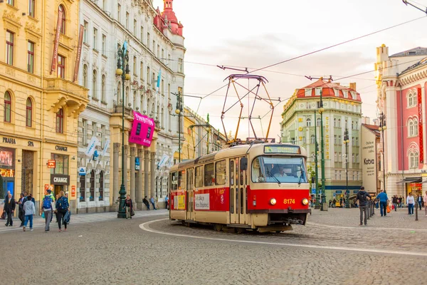 布拉格老城区的街道 一辆红色有轨电车正沿街行驶 布拉格 2019 — 图库照片