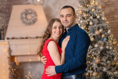 Tatlı evli çift Noel tatilini selamlıyor..