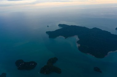 Uçaktan küçük tropikal adalar hava görüntüsü