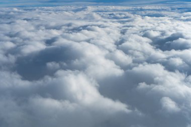 Kabarık bulutlar uçağın üst görüntüsü. Cennetlik manzara.