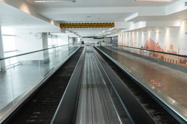 Coronavirus salgını sırasında boş bir havaalanı koridorunda travelatör. Kuala Lumpur / Malezya - 07.17.2020