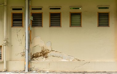 Şehir caddesinde eski bir binanın alışılmadık mimari yapısı.