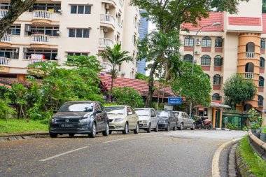 Arabalar arka arkaya kenara park ettiler. Malezya 'da bir sokak. Kuala Lumpur, Malezya - 05.27.2020.