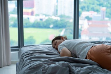 Kız öğle vakti kazara yatakta uyuyakaldı. Kız öğleden sonra kıyafetlerle uyuyor. Kısa süreli gündüz uykusu..