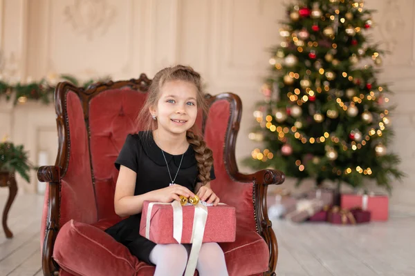 Маленькая Девочка Открывает Подарок Рождество Санты Рождественская Сказка Счастливого Детства — стоковое фото