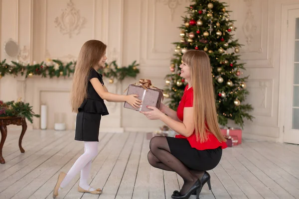 Menina Sua Mãe Uma Caixa Com Presente Natal — Fotografia de Stock