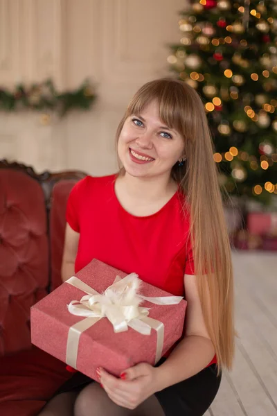 Retrato Una Hermosa Chica Rubia Con Regalo Navidad Cerca Del —  Fotos de Stock