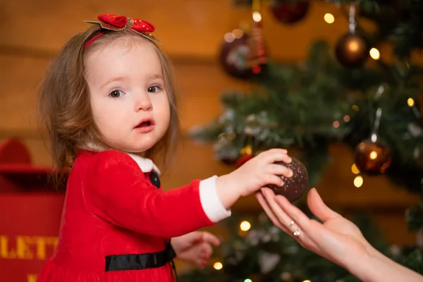 Fabuleux Noël Vacances Maman Fille Robes Rouges Décorer Arbre Noël — Photo