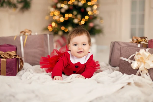 Портрет Счастливой Маленькой Девочки Красном Трикотажном Свитере Коробкой Рождественских Подарков — стоковое фото