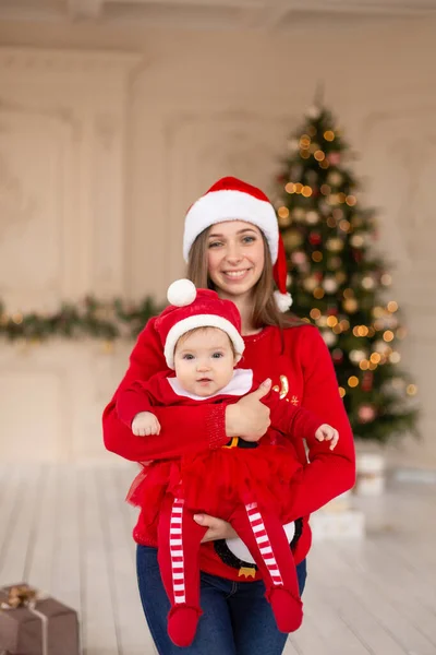 Joyeux Câlin Mère Petite Fille Costume Père Noël Rouge Chapeau — Photo