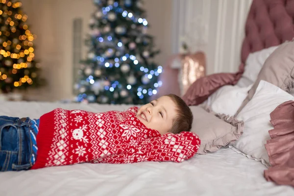 Joyeux Petit Garçon Pull Tricoté Rouge Rêvez Cadeaux Couchés Dans — Photo