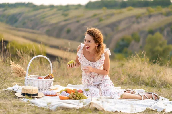 絵のように美しい場所でピクニックに美しい女の子 ロマンチックなピクニック — ストック写真