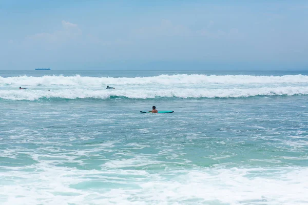 Fickó Óceán Szörfdeszkáján Úszik Egészséges Aktív Életmód Nyári Hivatásban — Stock Fotó