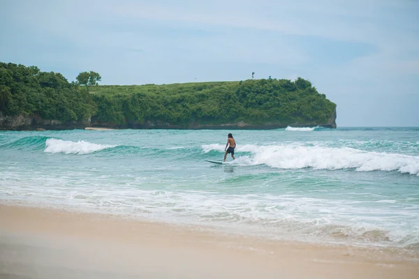 Fickó Óceán Szörfdeszkáján Úszik Egészséges Aktív Életmód Nyári Hivatásban Bali — Stock Fotó