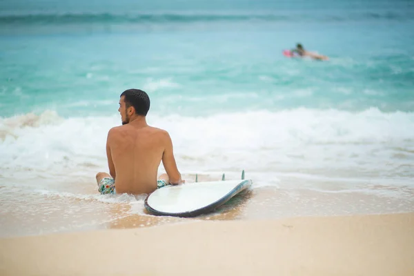 Ragazzo Riposa Una Spiaggia Tropicale Sabbiosa Dopo Aver Cavalcato Surf — Foto Stock