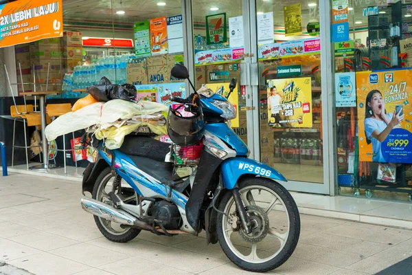自行车满载东西 亚洲的运输 用自行车运送货物 吉隆坡 马来西亚 2020 — 图库照片