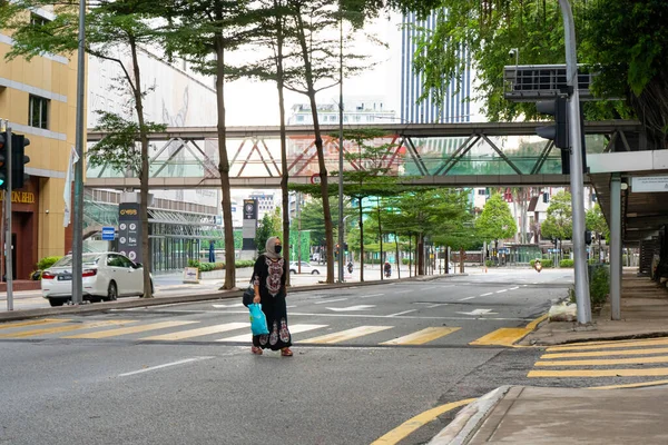 一个戴着天篷和医疗面具的女孩穿过街道 科罗纳威斯大流行病吉隆坡 马来西亚 2020 — 图库照片