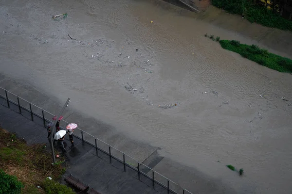 Canal Rio Uma Cidade Grande Esgoto Após Chuva Carrega Lixo — Fotografia de Stock