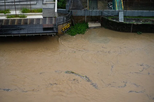 大都市の川の運河 雨の後の下水は川に沿ってゴミを運ぶ クアラルンプール マレーシア 2020 — ストック写真