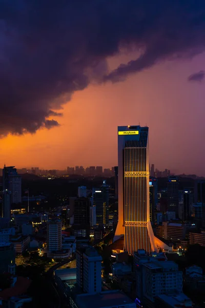 Construindo Arranha Céus Maybank Pôr Sol Nuvens Chuva Vistas Lindas — Fotografia de Stock