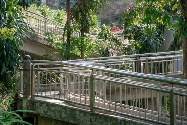 Corrimãos Aço Inoxidável Rampas Parque Cidade Arquitetura Parque Lazer — Fotografia de Stock