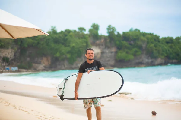 Surfista Surfing Man Surfboard Walking Sandy Tropical Beach Inglés Estilo — Foto de Stock