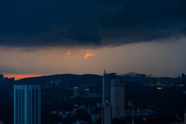 Yağmur bulutlarıyla akşam şehir batımı. Gece yağmuru. Kuala Lumpur 'un muhteşem manzaraları. Kuala Lumpur / Malezya - 04.17.2020