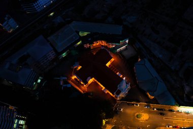 Kuala Lumpur 'daki Hıristiyan Katolik Kilisesi' nin gece manzarası. Bina haç şeklinde yapılmıştır..