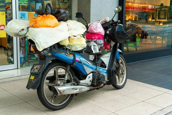 自転車に荷物が積もっている アジアへの輸送 自転車で商品を運ぶ クアラルンプール マレーシア 2020 — ストック写真