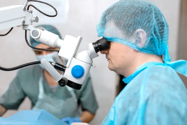 Oftalmologista Cirurgião Olhando Através Microscópio Cirúrgico Fazendo Operação Difícil — Fotografia de Stock