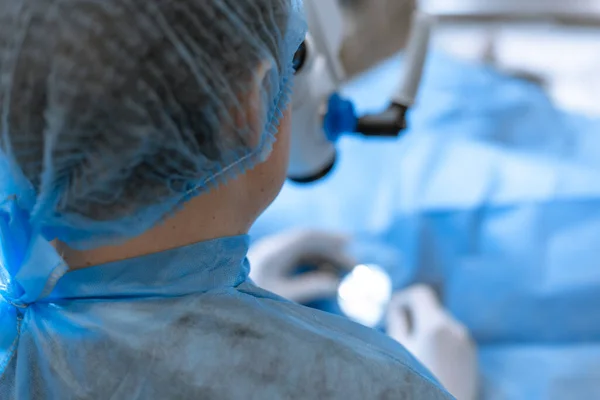 Augenarzt Chirurg Schaut Durch Operationsmikroskop Und Macht Schwierige Operation — Stockfoto