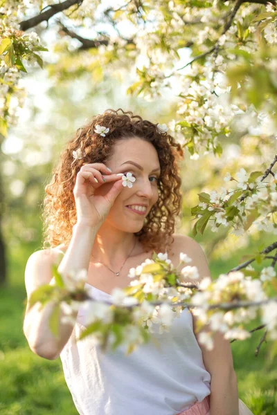Mladá Atraktivní Dívka Prochází Jarním Zeleném Parku Užívá Kvetoucí Přírody — Stock fotografie