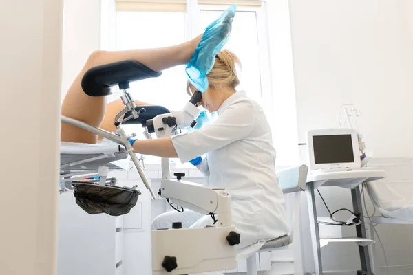 婦人科医は婦人科の椅子に座っている患者によって検査される 婦人科医による検査 女性の健康コンセプト — ストック写真
